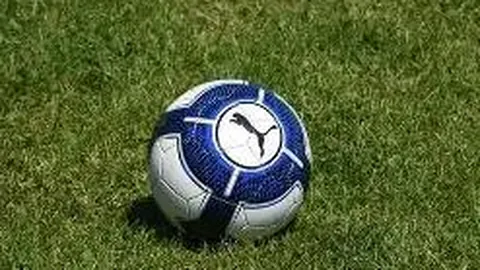 “曼联5月香港友谊赛计划悬而未决，霍启山透露官方结果尚在揭晓。”